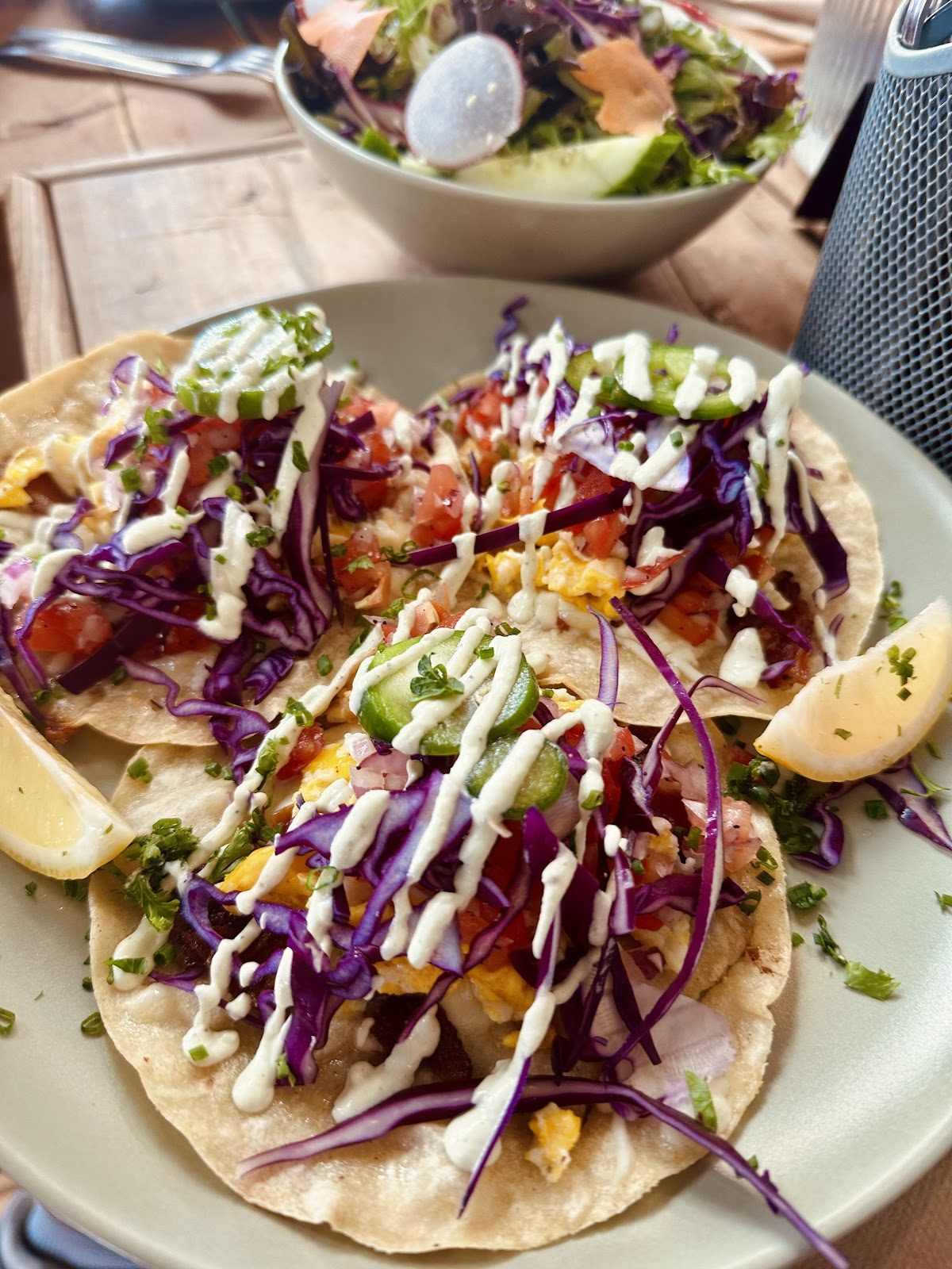 Les tacos déjeuner, servis avec une salade